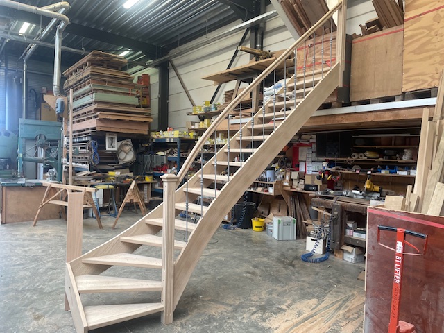 Trap in eik met gietijzer spijlen in werkplaats