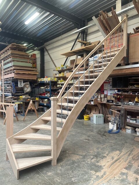 trap in eik met gietijzer spijlen in werkplaats