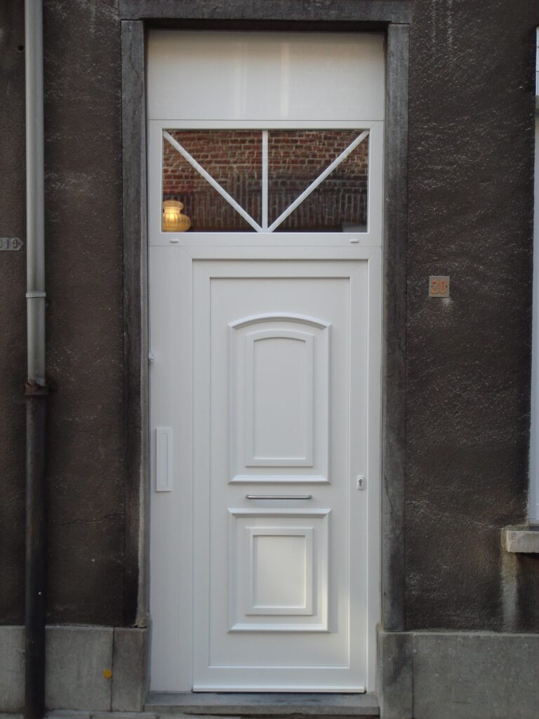 Witte voordeur met brievenbus