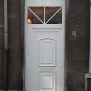Witte voordeur met brievenbus