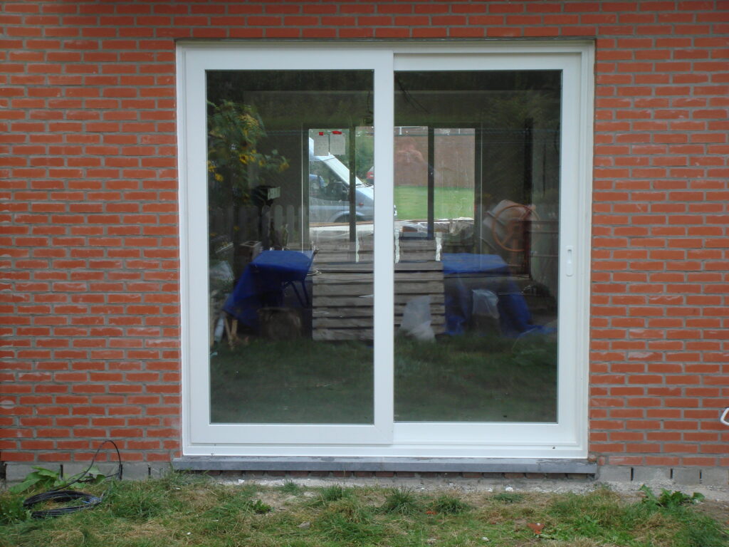 Witte schuifraam