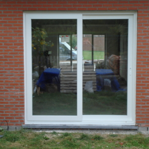 Witte schuifraam