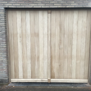 Binnenblijvende kantelpoort in eik