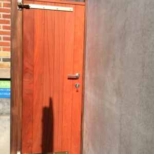 Tuinpoort in padoek met okan palen