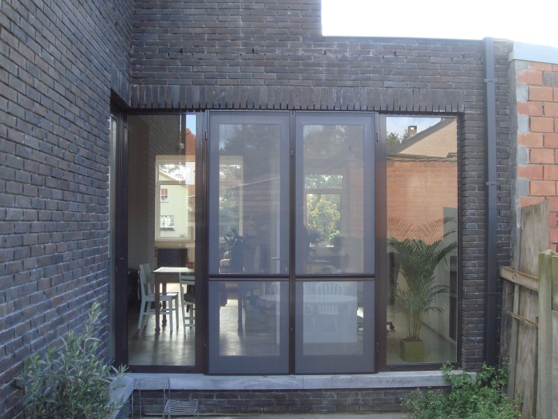 006 - Dubbel opengaande deur met vliegendeuren in Reynaers aluminium