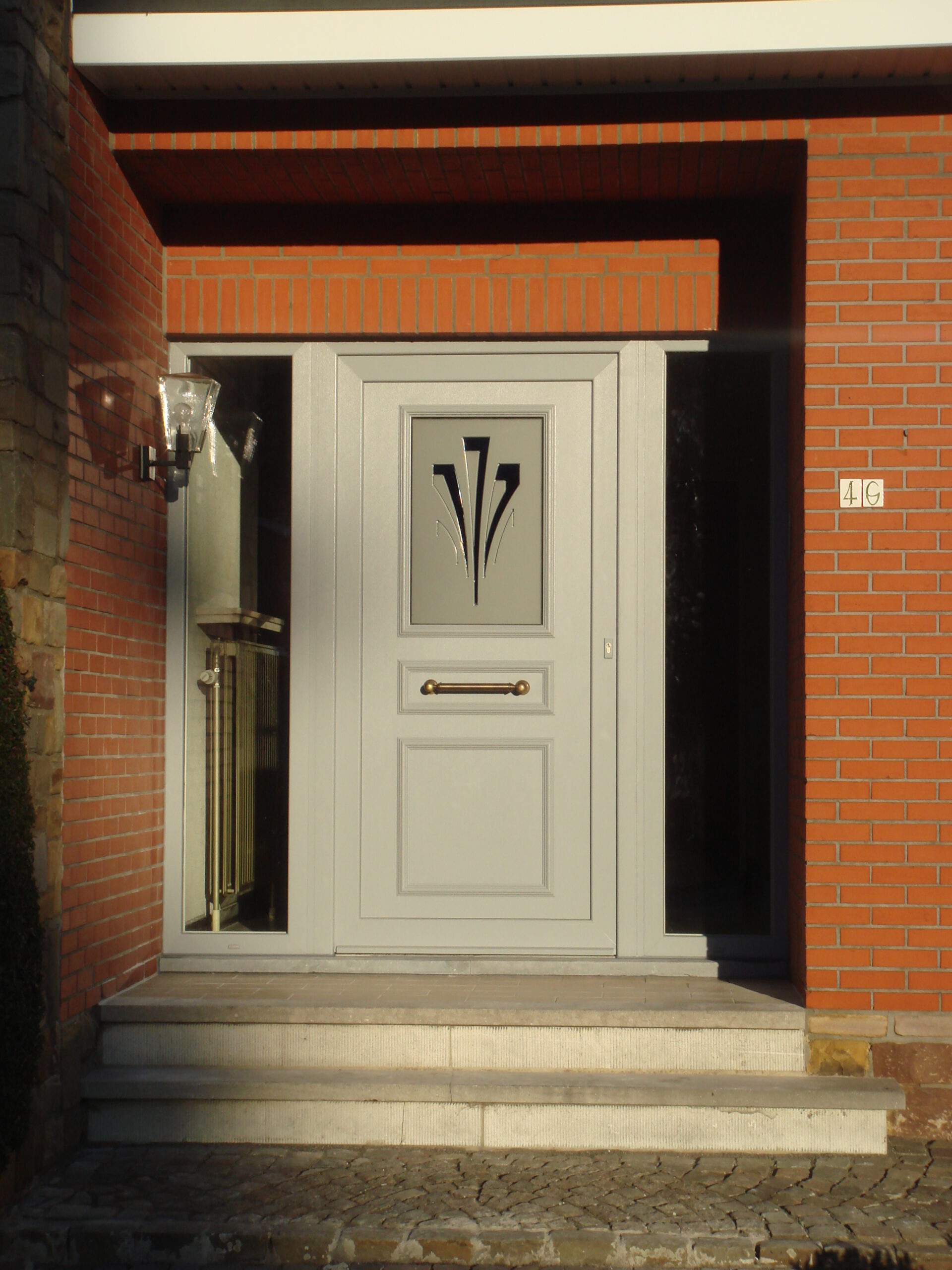 006 - Voordeur met sierpaneel en twee zijlichten