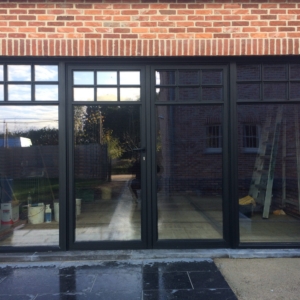 Dubbel opengaande deur met vliegendeuren in Reynaers aluminium (SL 38)