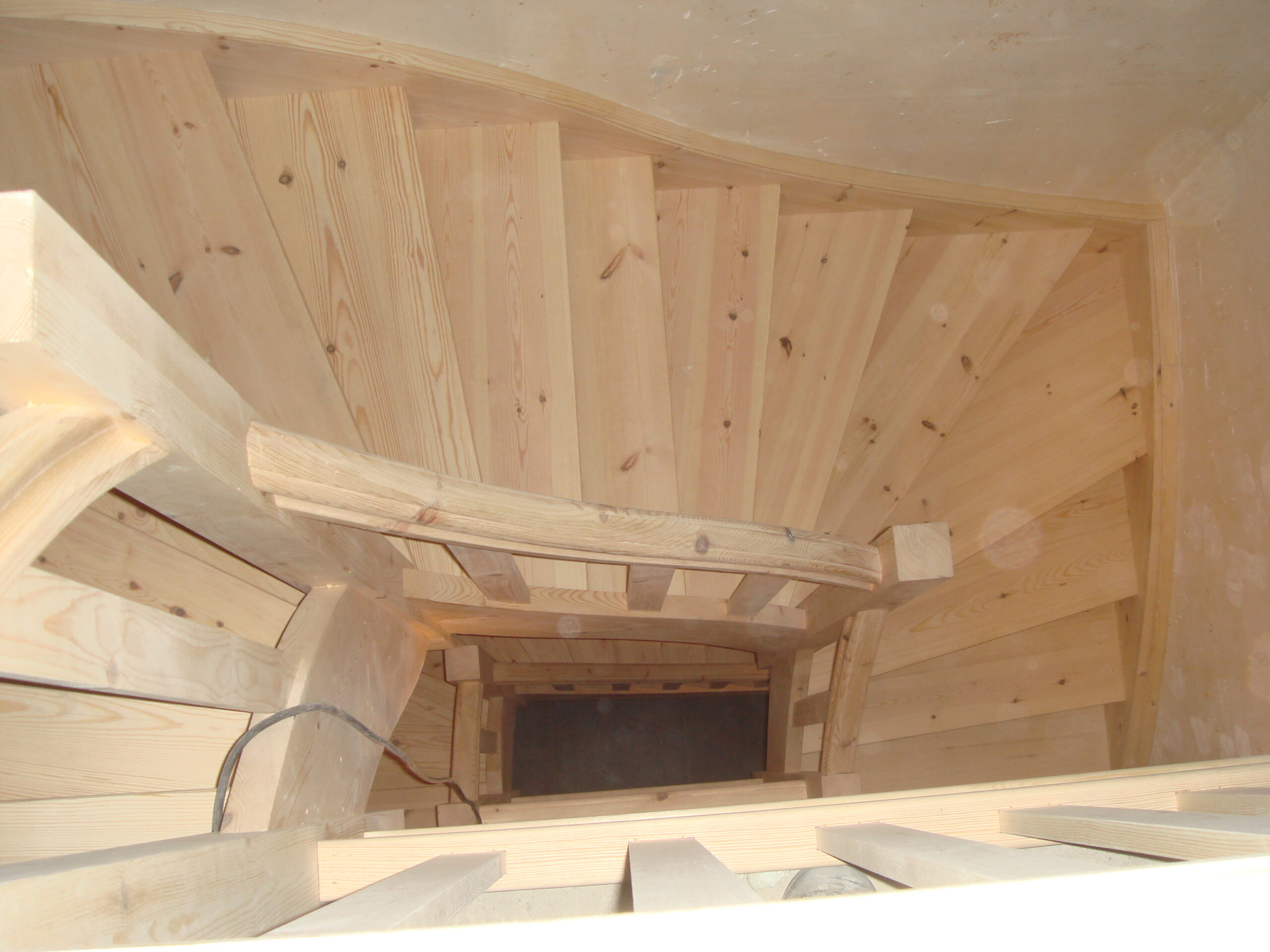 Dubbele grenen trap