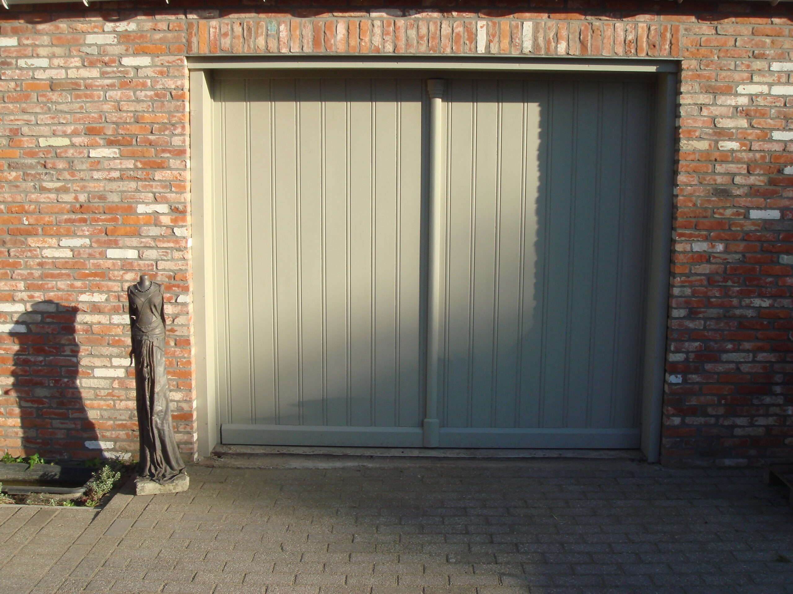 009 - Binnenblijvende kantelpoort met motor in afzelia