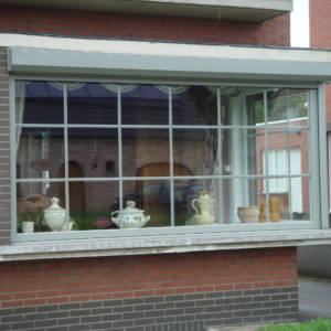 Vaste ramen in erker