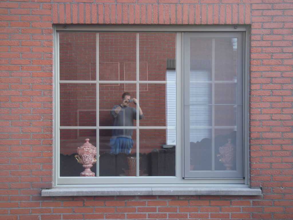 Vaste raam met draaikiepraam en met vliegenraam