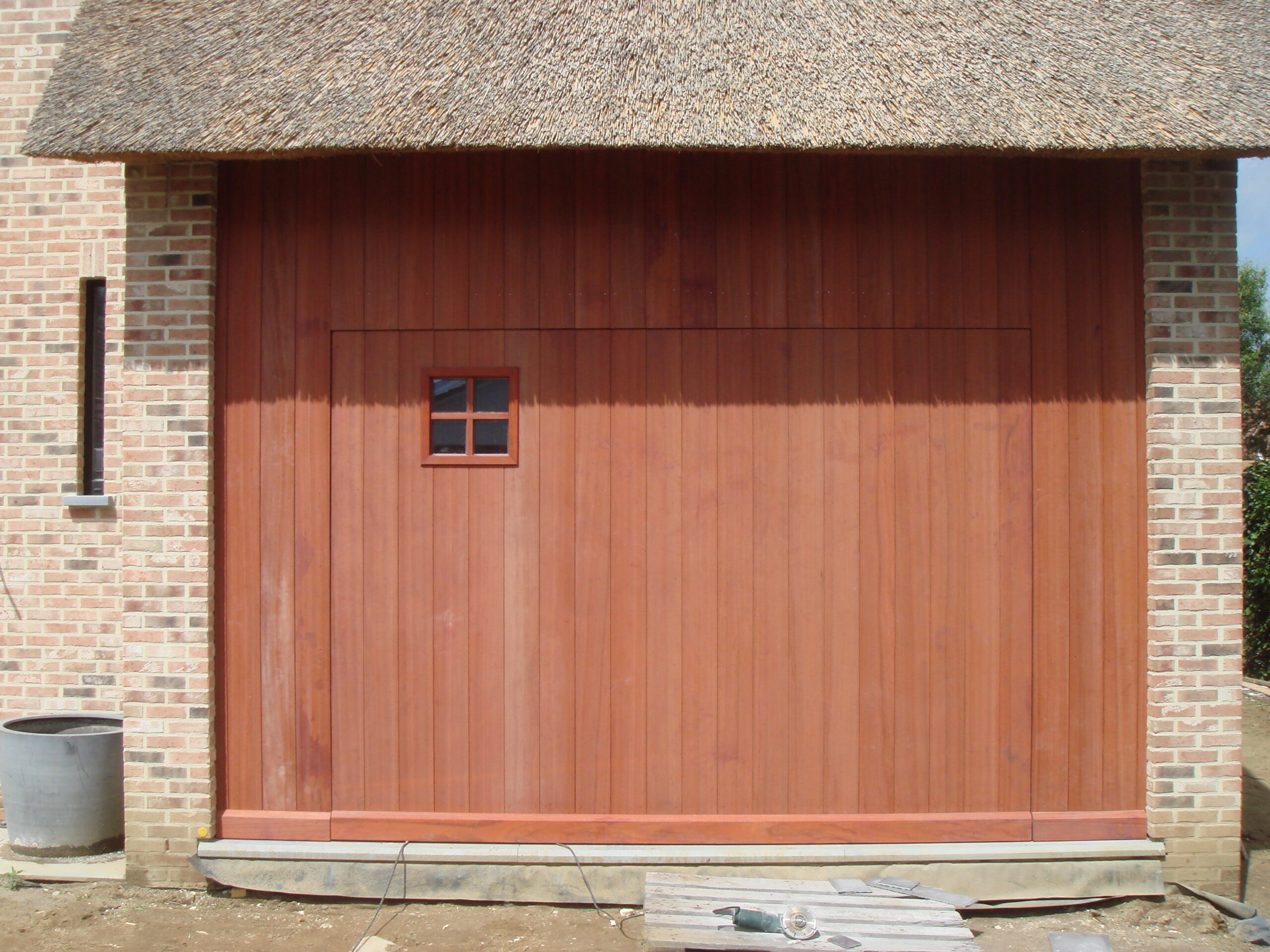 011 - Garagepoort samen met gevelbekleding in padoek