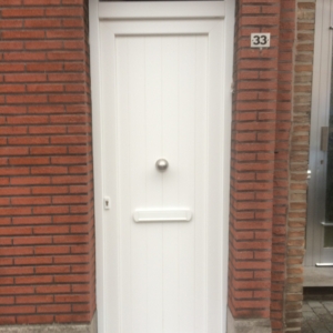 Voordeur met brievenbus