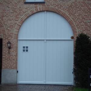 Binnenblijvende kantelpoort in meranti