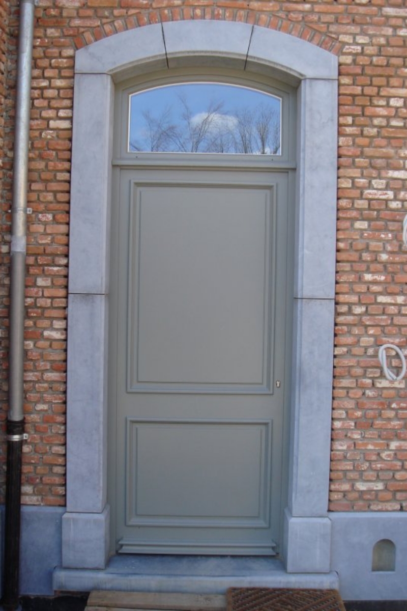 Voordeur met rond bovenlicht (binnen en buiten) in afzelia