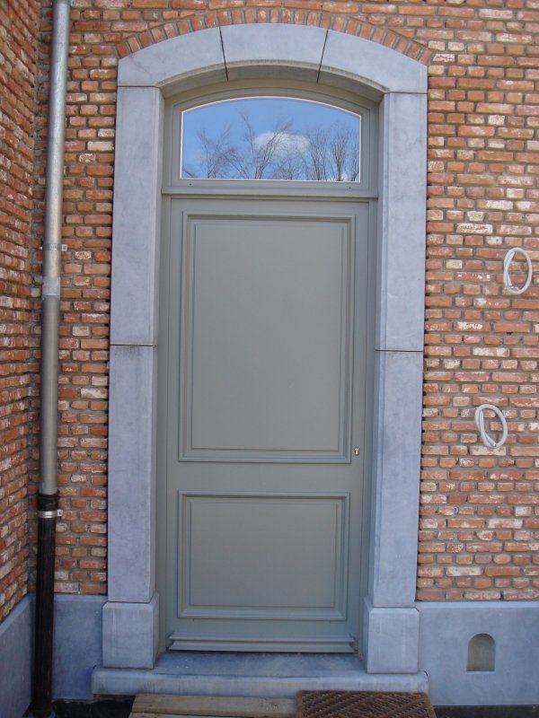 017 - Voordeur met rond bovenlicht (binnen en buiten) in afzelia