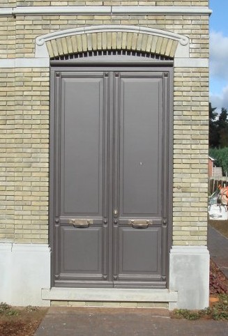 022 - Retrovoordeur met sierpaneel en siertoppen in afzelia