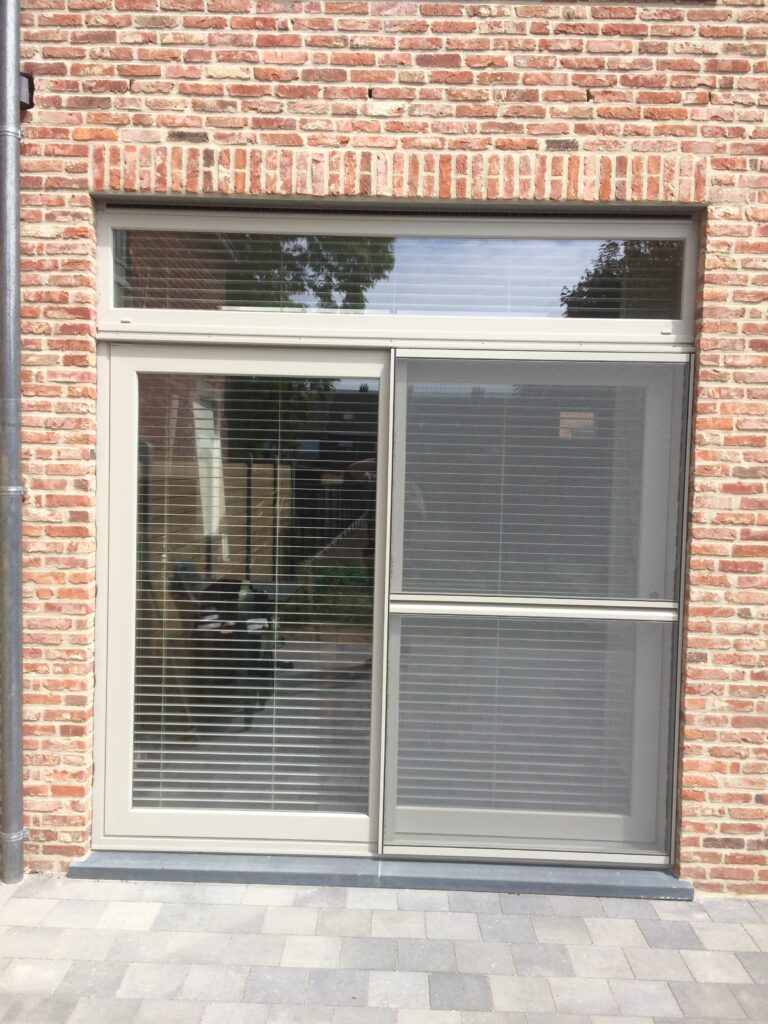 Schuifraam met vast bovenlicht en met vliegenraam