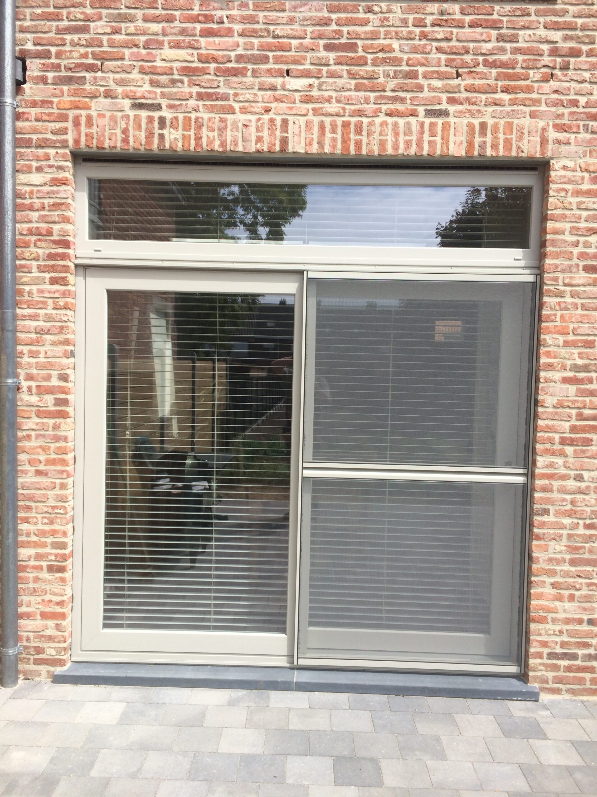 026 - Schuifraam met vast bovenlicht en met vliegenraam