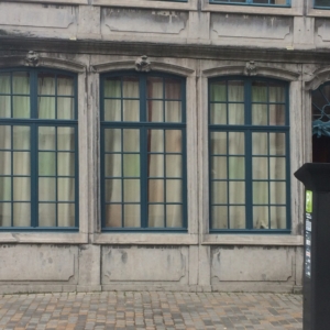Ramen nagemaakt als bestaande in een geklasseerde woning met enkel glas