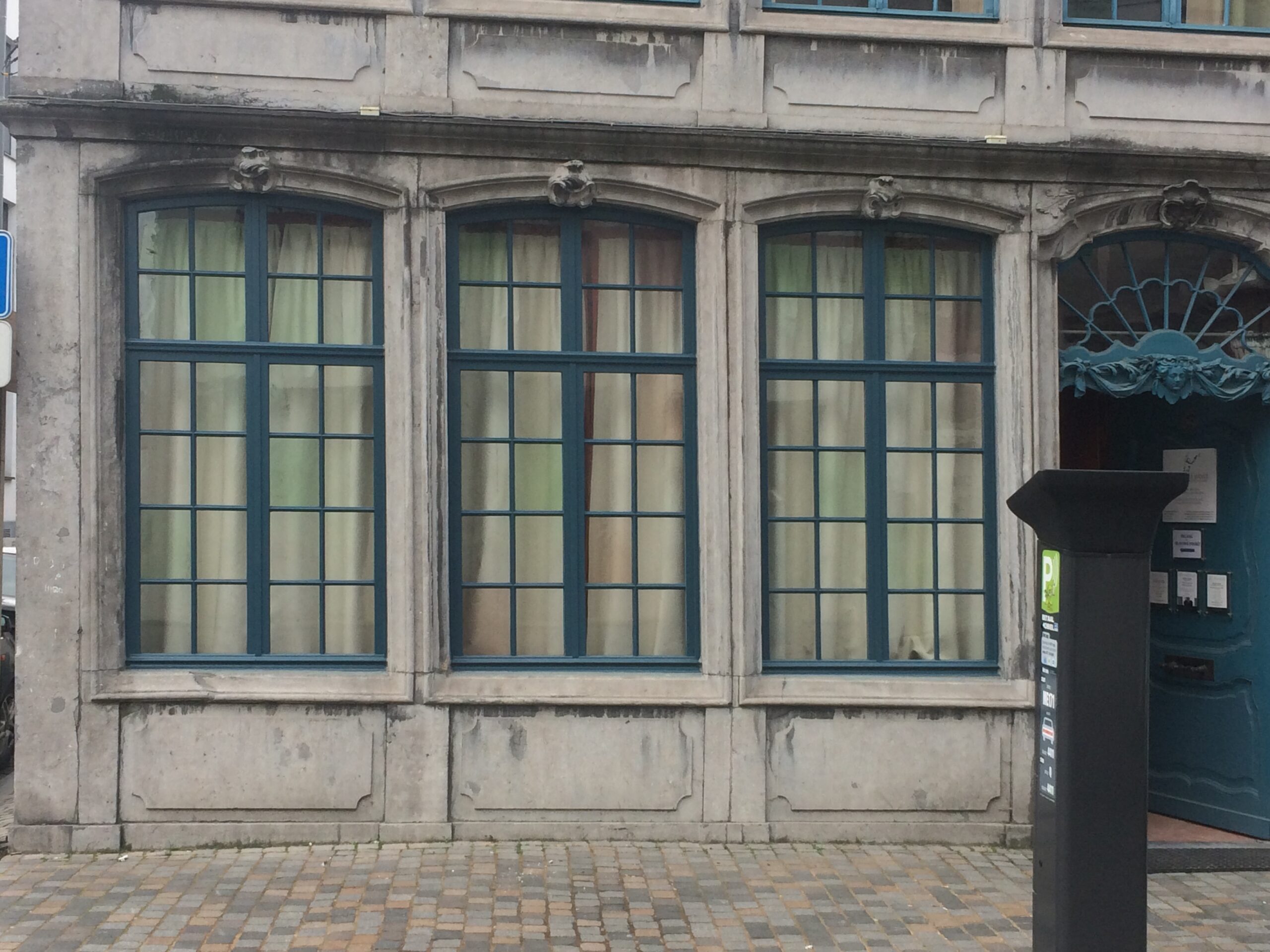 042 - Ramen nagemaakt als bestaande in een geklasseerde woning met enkel glas