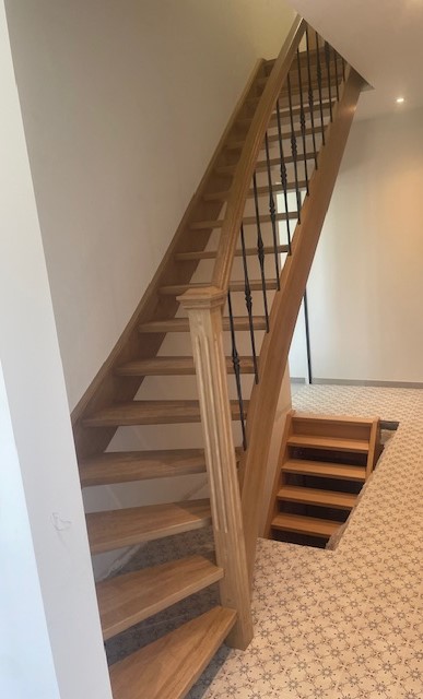 014 - Trap in eik met smeedijzeren balusters (zwart behandeld)