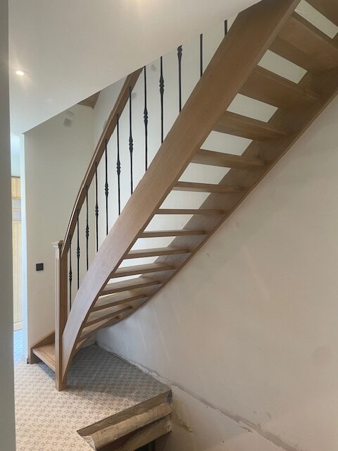 Trap in eik met smeedijzeren balusters (zwart behandeld)