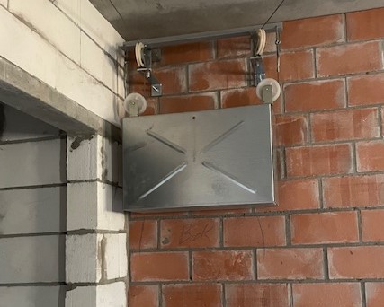 Binnenblijvende kantelpoort in afrormosia, met zwaar ROB-systeem