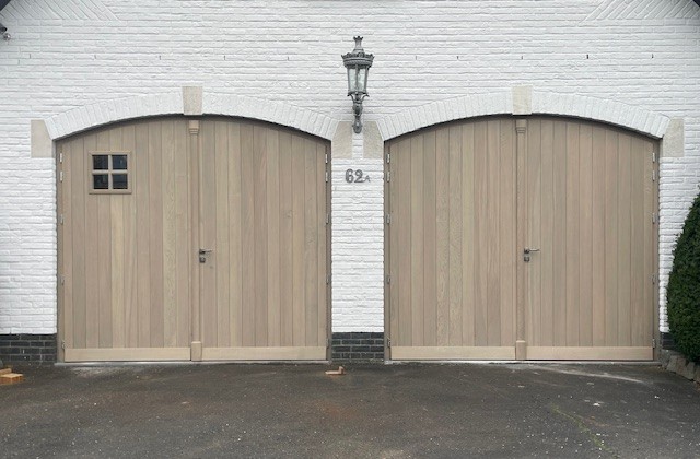 025 - Naar buiten opendraaiende poorten in eik