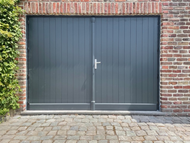 030 - Naar buiten opendraaiende garagedeur