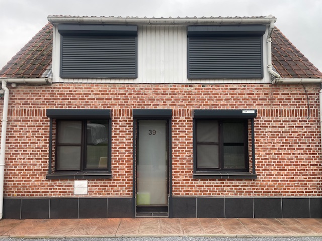 Voorzetrolluik in ralkleur, aan bestaande ramen