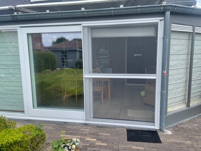 033 - Vliegenschuifraam in aluminium aan houten schuifraam