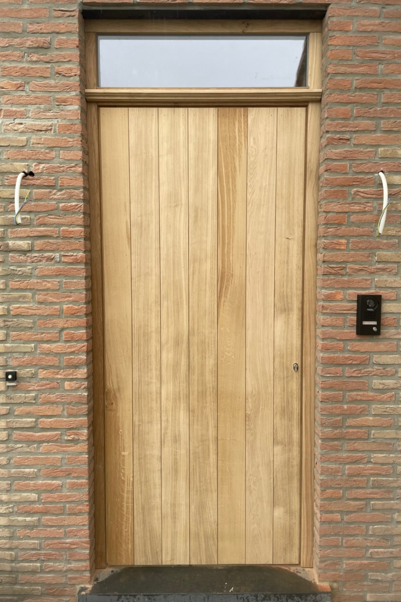 080 - Voordeur met sierlat bovenaan in eik Voordeur met sierlat bovenaan in eik