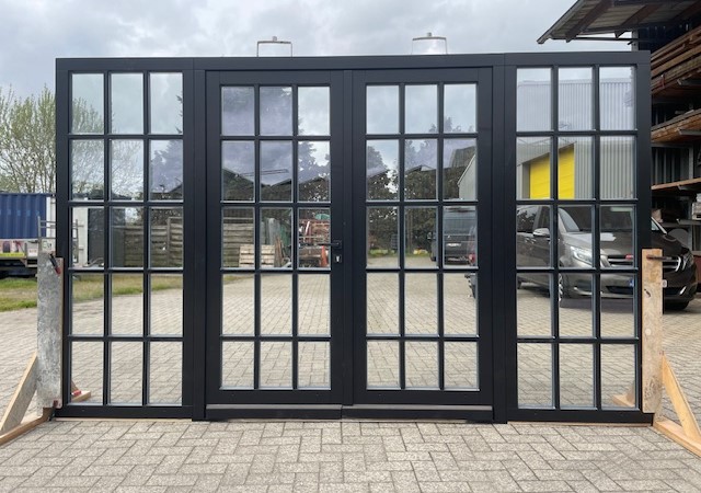 Dubbele deur met zijlichten in meranti