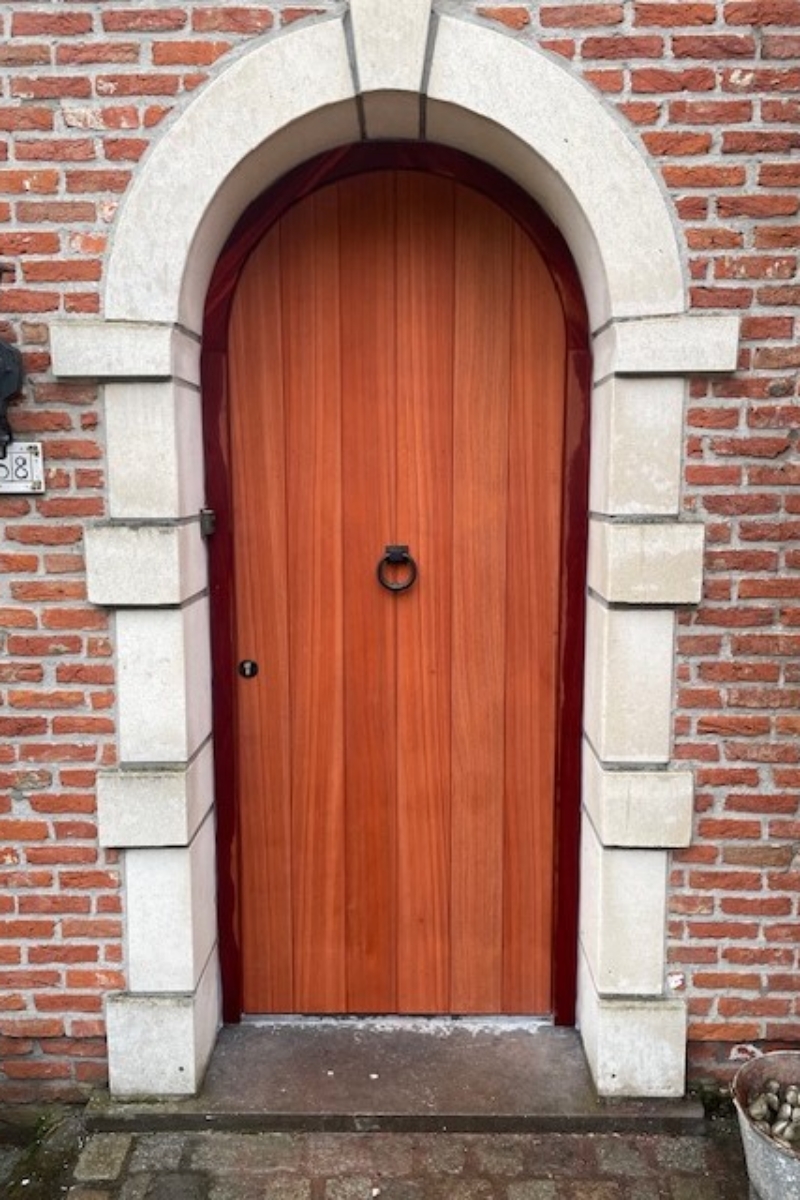 115 - Ronde voordeur (enkel langs buiten, binnen recht) in padoek Ronde voordeur (enkel langs buiten, binnen recht) in padoek